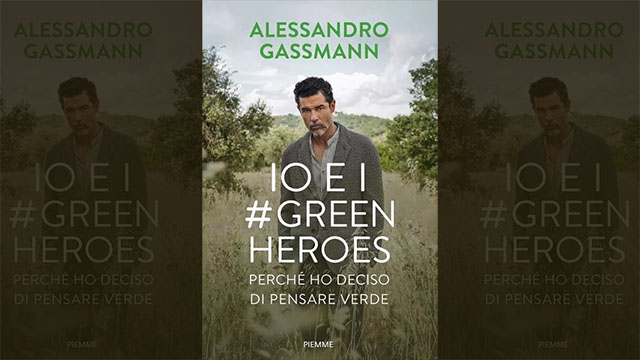 Alessandro Gassmann in un prato verde e la scritta "Io e i #GreenHeroes - Perché ho deciso di pensare verde"